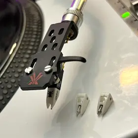 Omqbert-hs-4tr Stanton Ortofon Om Q-bert / Thud Rumble Cartridge And 3 Stylus On Black Headshell